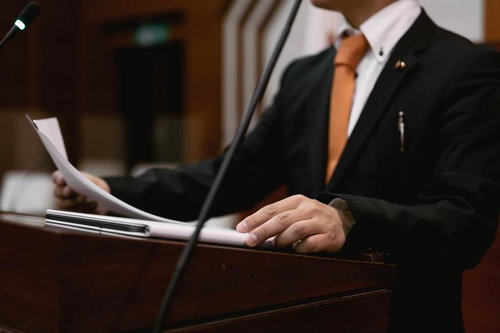 津山市議会の演壇で資料を手に発言する議員の姿