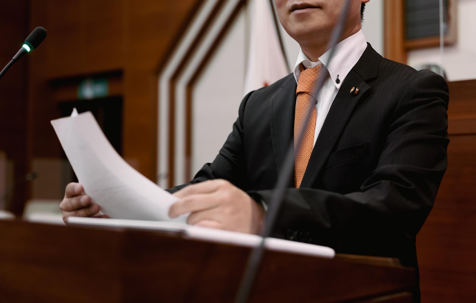 津山市議会の演台でスピーチする議員