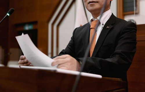 津山市議会で演説する議員