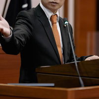 答弁に熱がはいる議員、議場でマイクを前に熱弁の写真