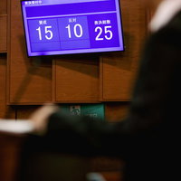 表決結果を映す電光板に目を疑う津山市議会議員の写真