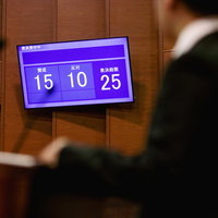 賛成15、反対10で可決した議会の投票結果表示画面の写真
