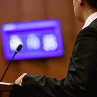 採決の電光板を前に、目から汗が出て結果判別ができない市議会議員の写真