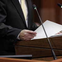 質問原稿を登壇席で読み上げる津山市議会議員の写真