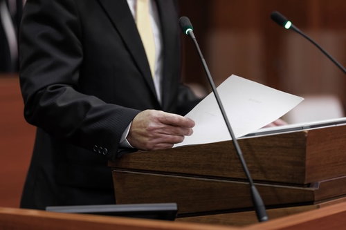 質問原稿を登壇席で読み上げる津山市議会議員
