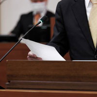 資料を読み上げる議員の熱弁、津山市議会の発言シーンの写真