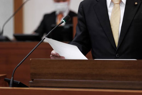 資料を読み上げる議員の熱弁、津山市議会の発言シーン