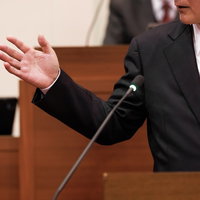 熱弁をふるう津山市議会議員の討論と議場での発言風景の写真