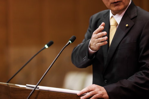 「どう思われますか」と急に振ってくる議員