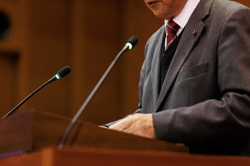 津山市議会で質問前に深呼吸して落ち着きを取り戻す議員