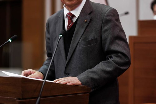 資料を手に演壇で熱弁する津山市議会の議員