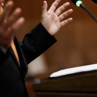 両手を派手に動かしながら話す津山市の市議会議員の写真