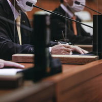 議席でメモを取る津山市議会議員の討論風景の写真