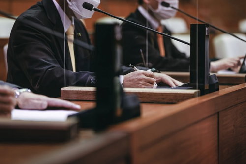 議席でメモを取る津山市議会議員の討論風景