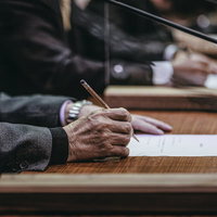 手からも苦労が伝わってくる議員の熱弁と議会での真摯な討論の写真