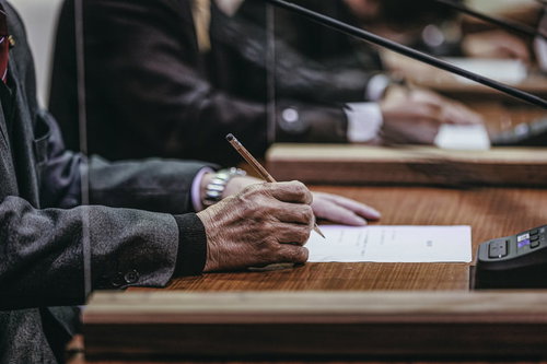 手からも苦労が伝わってくる議員の熱弁と議会での真摯な討論