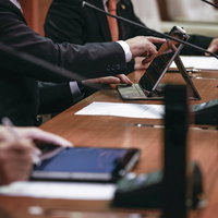 タブレット端末で資料を確認する津山市議会議員の写真