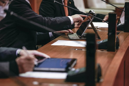 タブレット端末で資料を確認する津山市議会議員