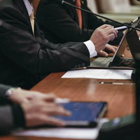 タッチペンを操作する津山市議会の議員の議場での活動の写真