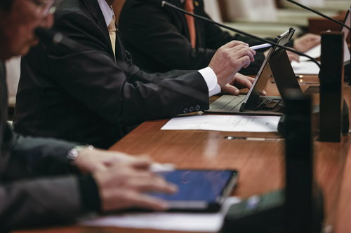 タッチペンを操作する津山市議会の議員の議場での活動