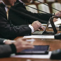 議会のDXを象徴するタブレット端末を活用する議員の写真