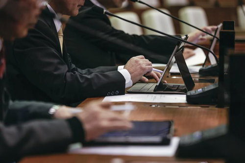 議会のDXを象徴するタブレット端末を活用する議員