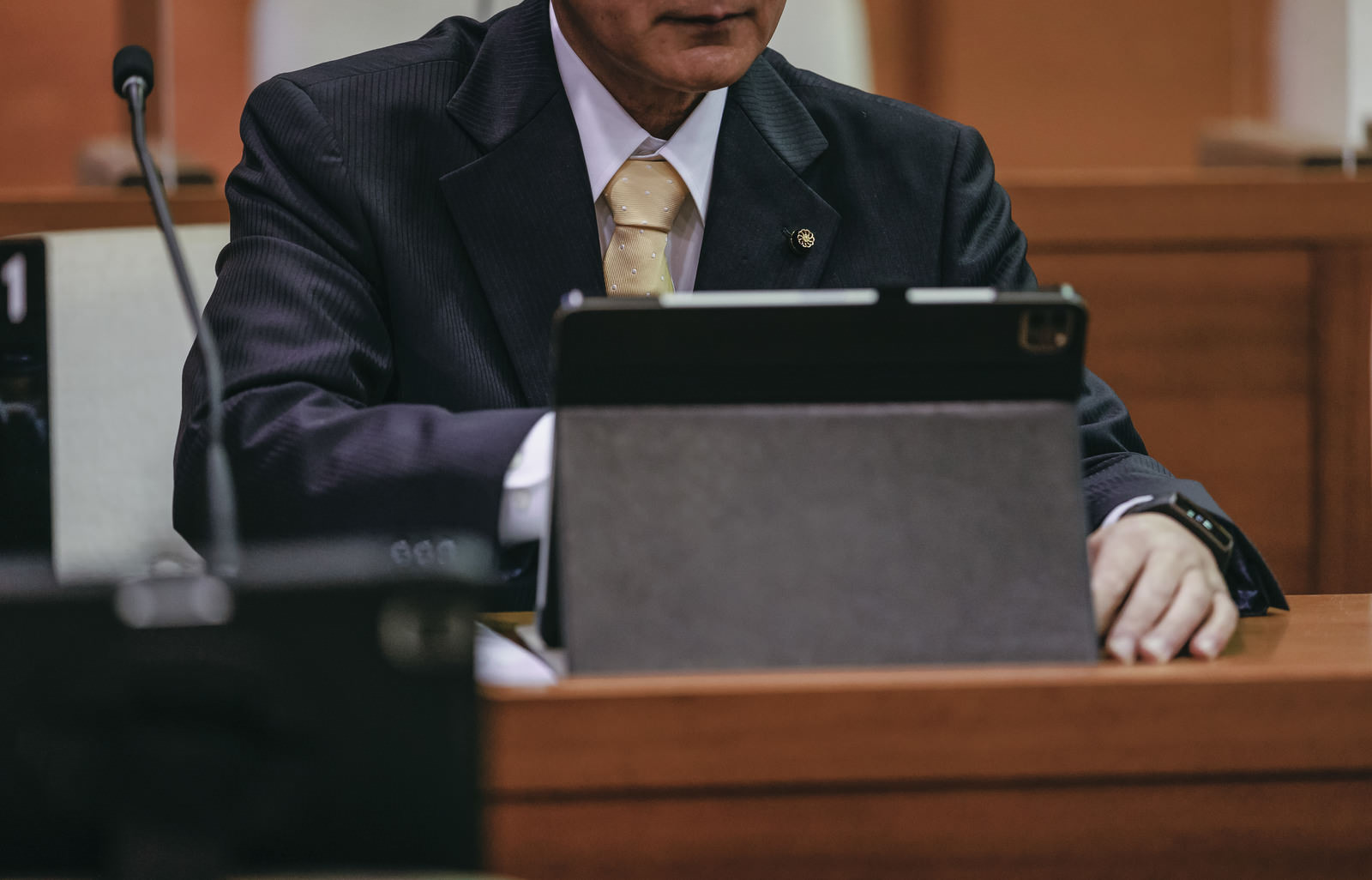 タブレット端末を見ながら議案を確認する津山市議会の議員