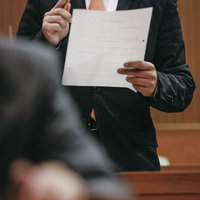 紙と鉛筆からデジタルへの移行を訴える議員の熱弁の写真
