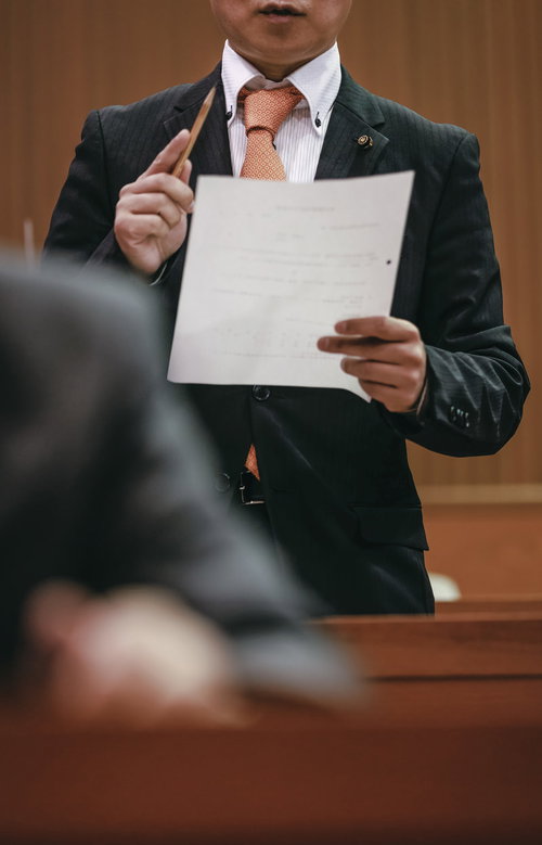 紙と鉛筆からデジタルへの移行を訴える議員の熱弁