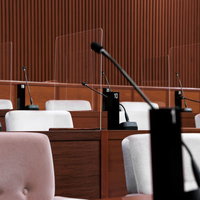 津山市議会の議場に設置された議員番号入り氏名標と議席配置の写真