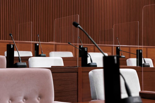 津山市議会の議場に設置された議員番号入り氏名標と議席配置