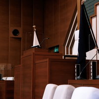 津山市議会の議場で市政を統督する議長席と議員席の全景の写真