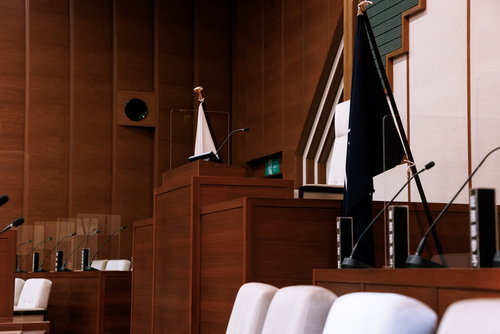 津山市議会の議場で市政を統督する議長席と議員席の全景