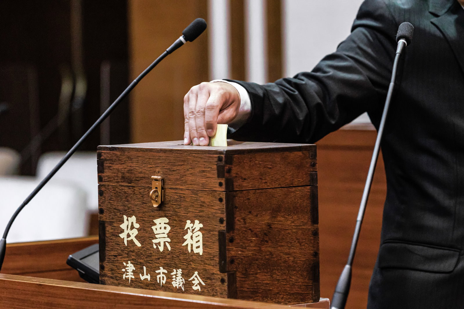 木製の投票箱に白い文字で投票箱、津山市議会と書かれている