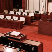 つわものどもが夢の跡感が漂う誰もいない議場での討論風景の写真