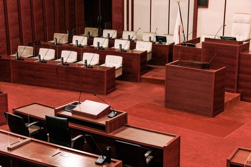 つわものどもが夢の跡感が漂う誰もいない議場での討論風景