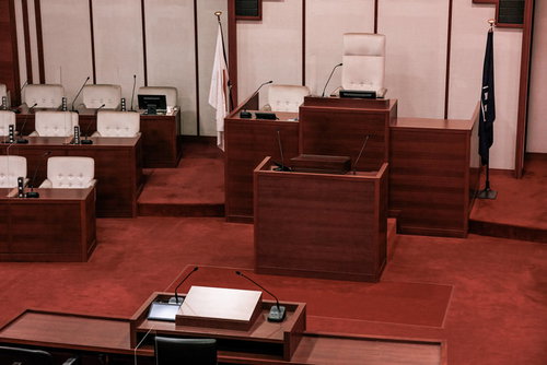 議長席と登壇席、質問席が一直線上に配置された議場の風景