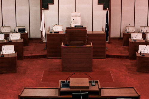 激しい論戦が繰り広げられる津山市議会の議場の全景