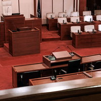 赤いカーペットが敷かれた津山市議会の議場の写真