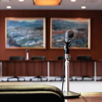 発言にはマイク必須の広い全員協議会室での議会風景の写真