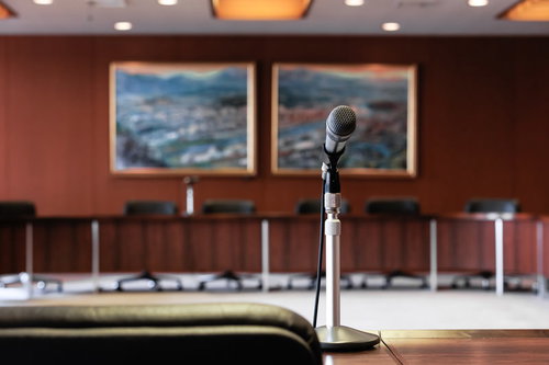 発言にはマイク必須の広い全員協議会室での議会風景