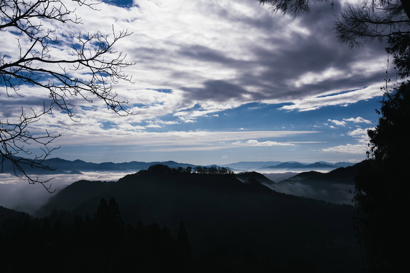 戸隠バードラインから見た雲海と山並みの風景