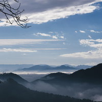 ▲雲海にかすみ連なる山々の写真
