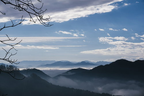 ▲雲海にかすみ連なる山々の写真
