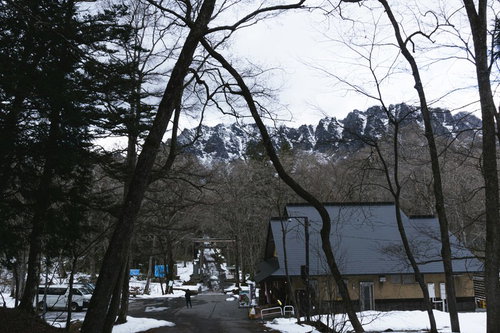 初冬の戸隠神社奥社入り口付近と奥にそびえる雪をまとった戸隠の山々