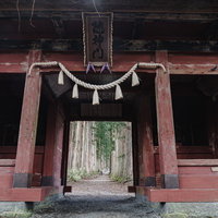 仰ぎ見た随神門の扁額としめ縄の写真