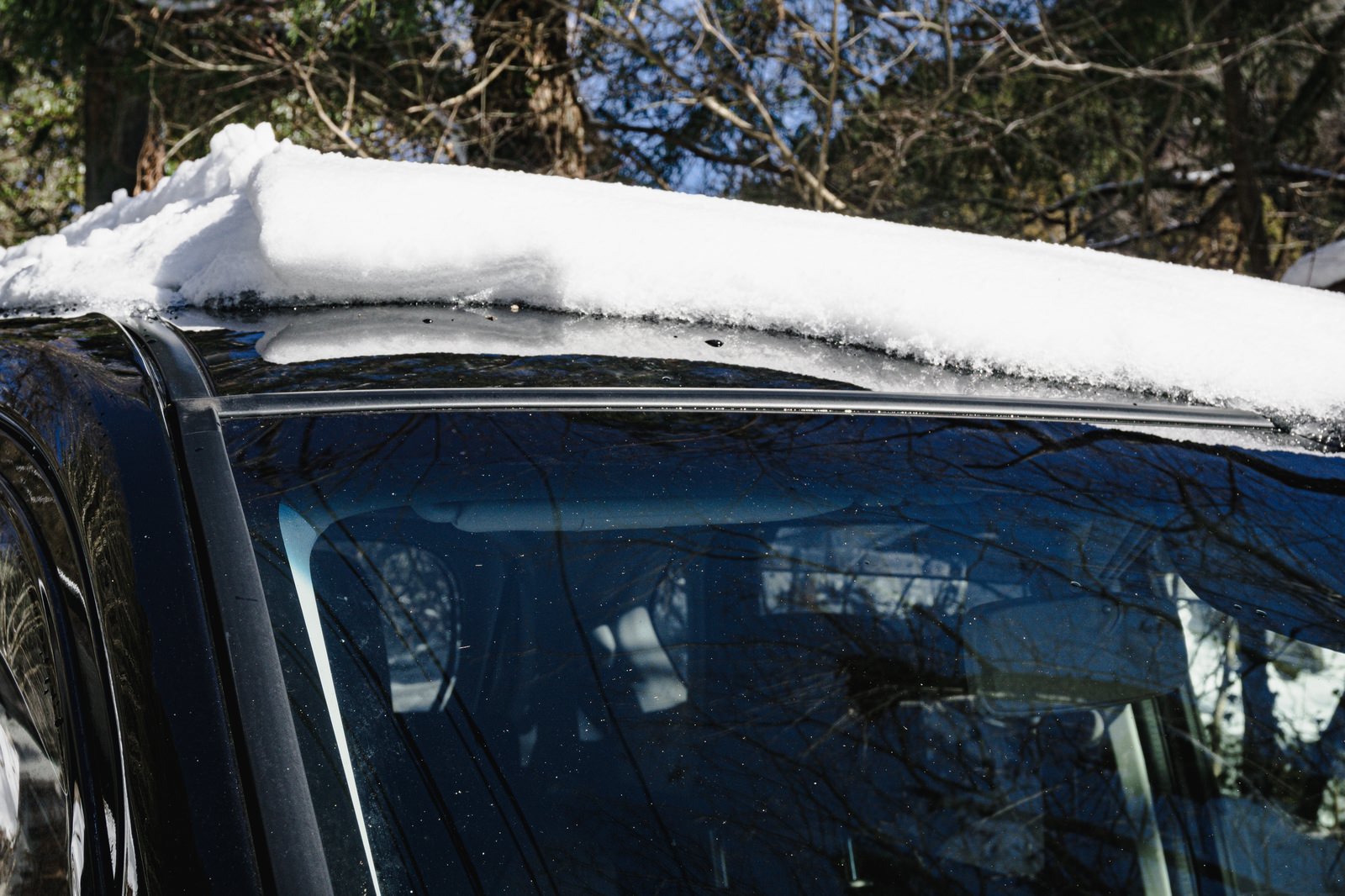 軽自動車の屋根に薄く積もった雪の様子