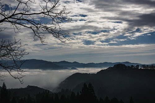 雲海に沈む長野市辺りと右手に見える葛山城（かつらやまじょう）跡