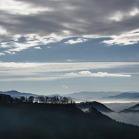 戸隠バードラインから見る雲海と葛山城（かつらやまじょう）跡の写真