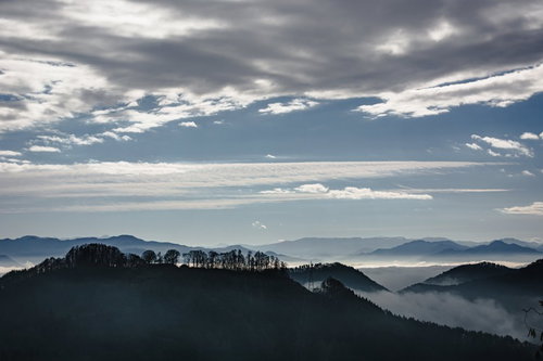 戸隠バードラインから見る雲海と葛山城（かつらやまじょう）跡